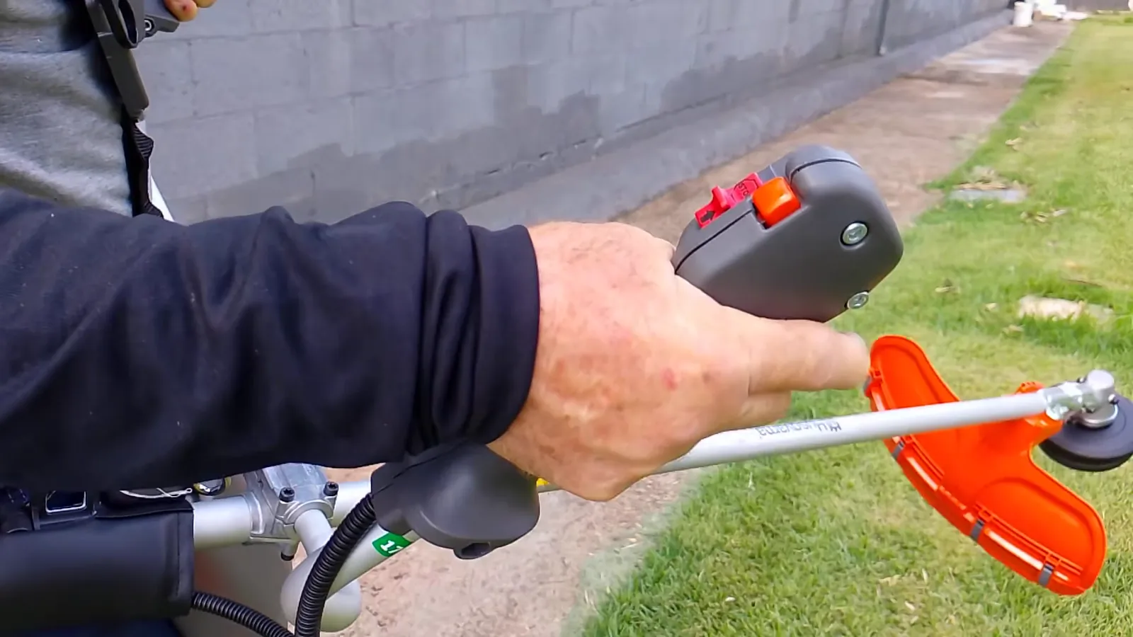 Empunhadura ergonômica com comandos de aceleração da Husqvarna 143RS
