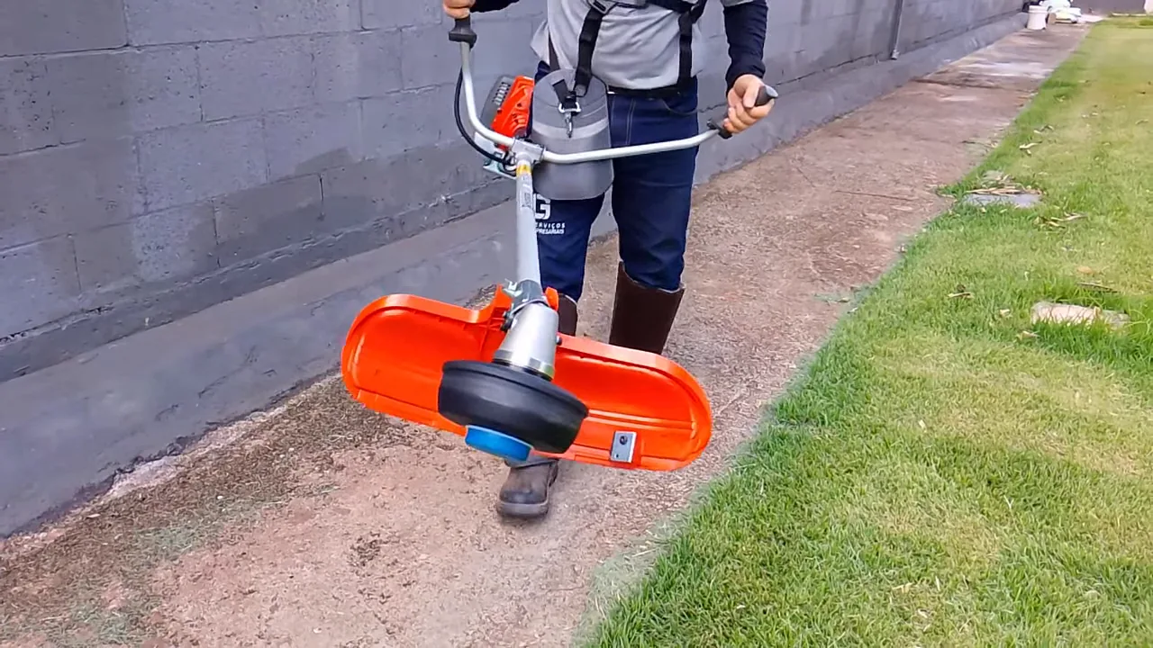 Roçadeira Husqvarna 143RS sendo acelerada durante teste de operação
