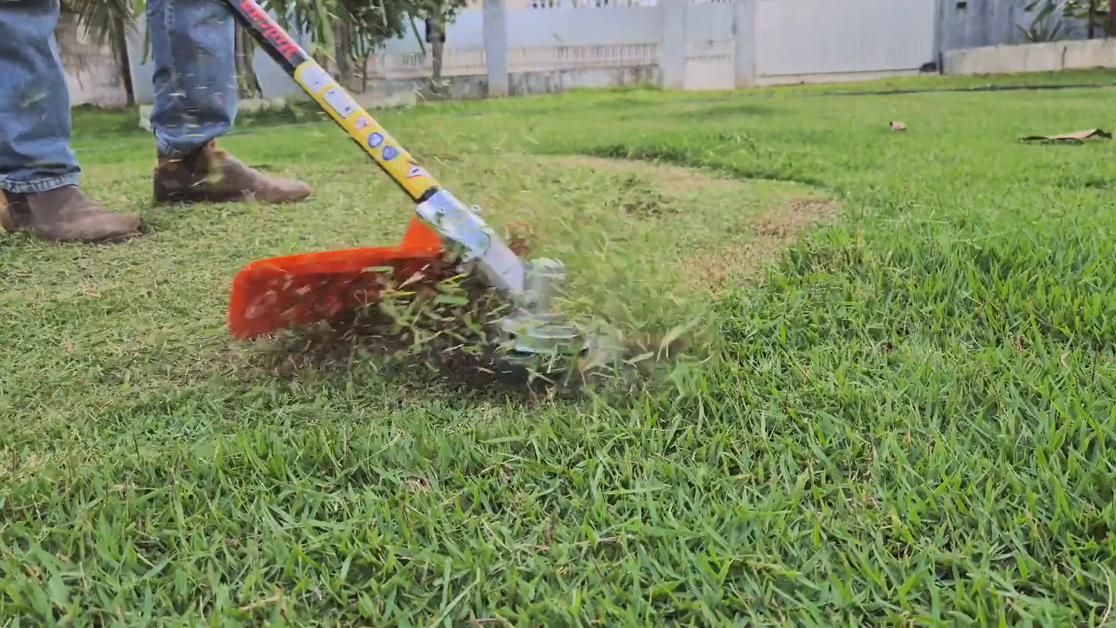 Lâmina da roçadeira a gasolina cortando vegetação rente ao solo