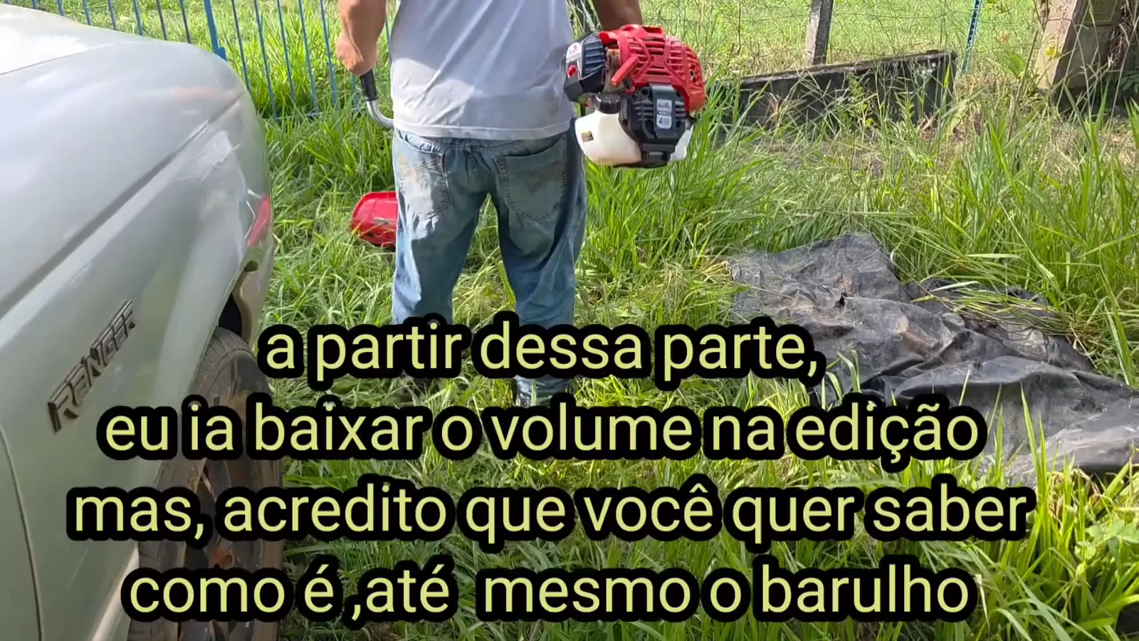 Roçadeira Toyama 4 tempos em operação cortando mato alto