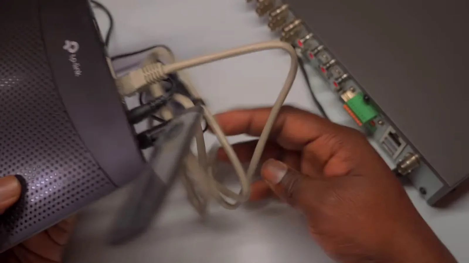 Cabo Ethernet sendo conectado na porta LAN do roteador 4G