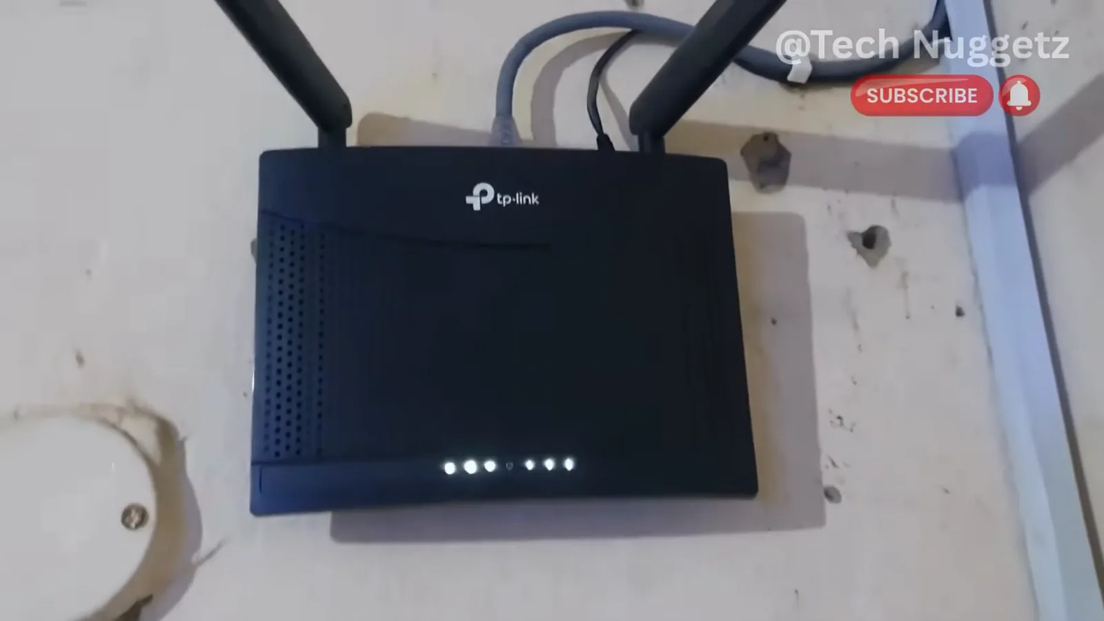 Roteador TP-Link TL-MR100 funcionando instalado na parede com antenas conectadas