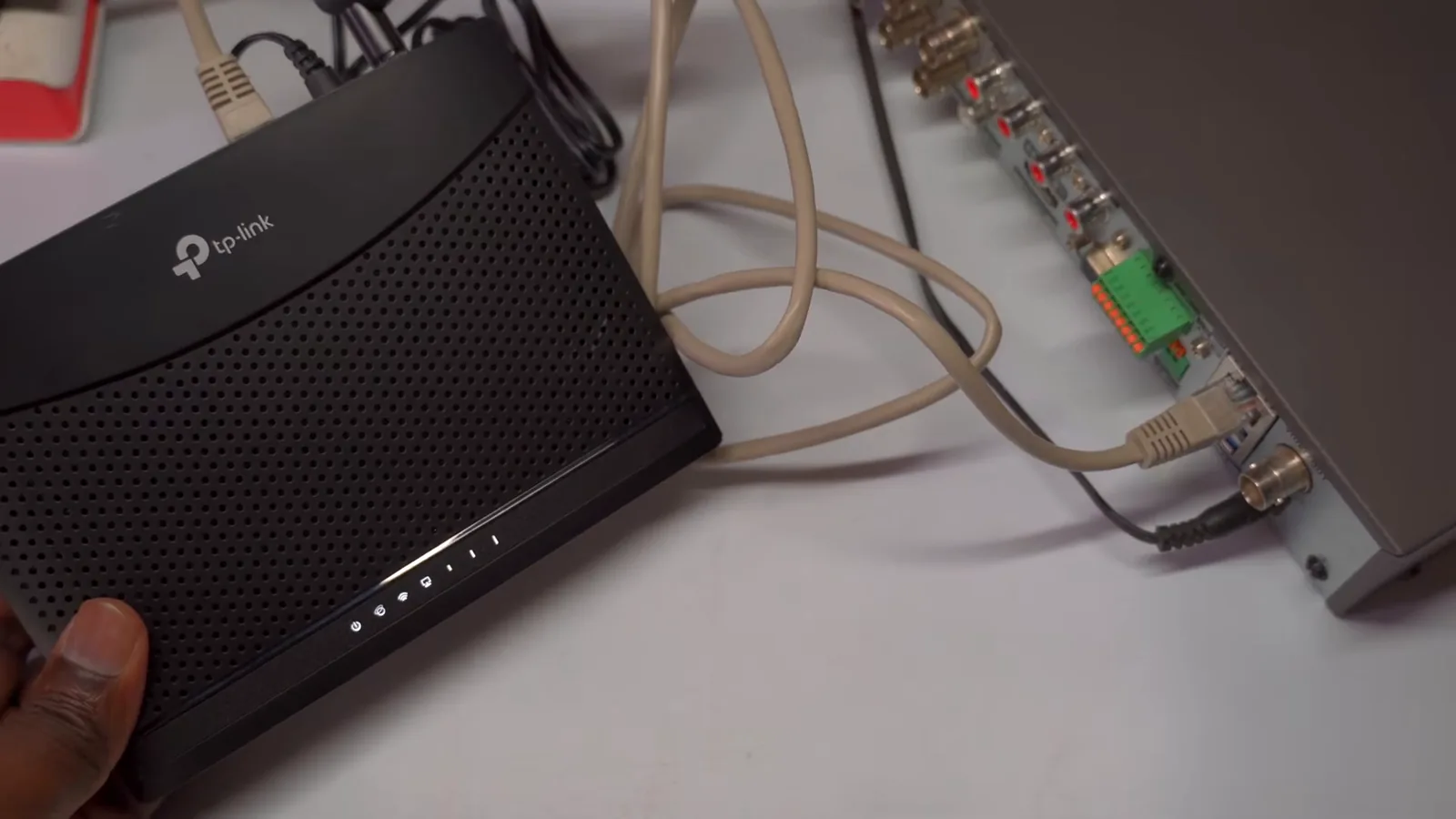 Roteador 4G conectado via cabo de rede ao aparelho DVR