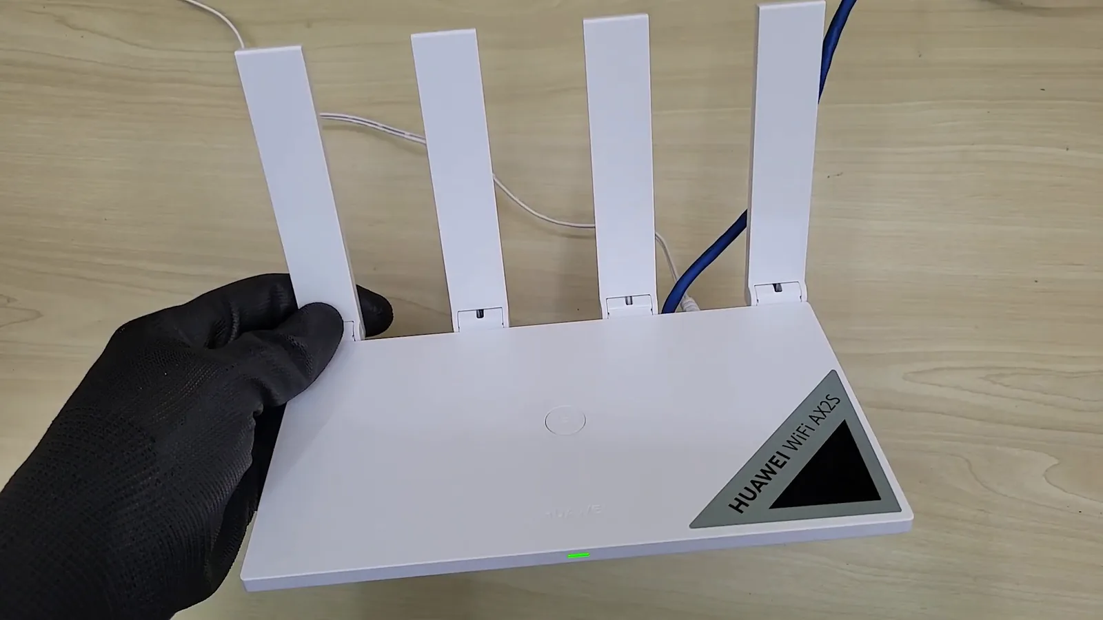 Roteador Huawei WiFi AX2S ligado com LED indicador verde aceso