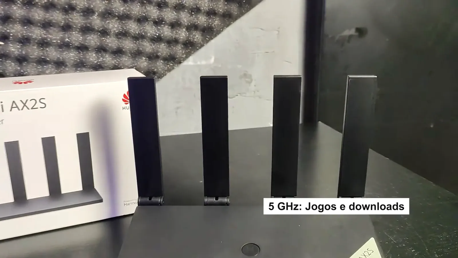 Roteador Wi-Fi 6 com quatro antenas erguidas conectado à rede