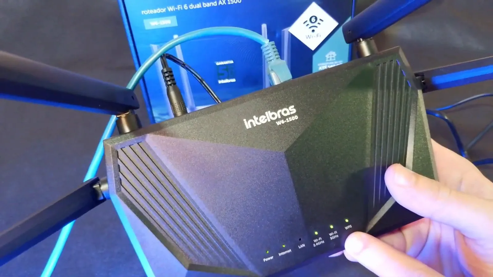 Roteador Intelbras Wi-Force W6-1500 em funcionamento com LEDs frontais acesos