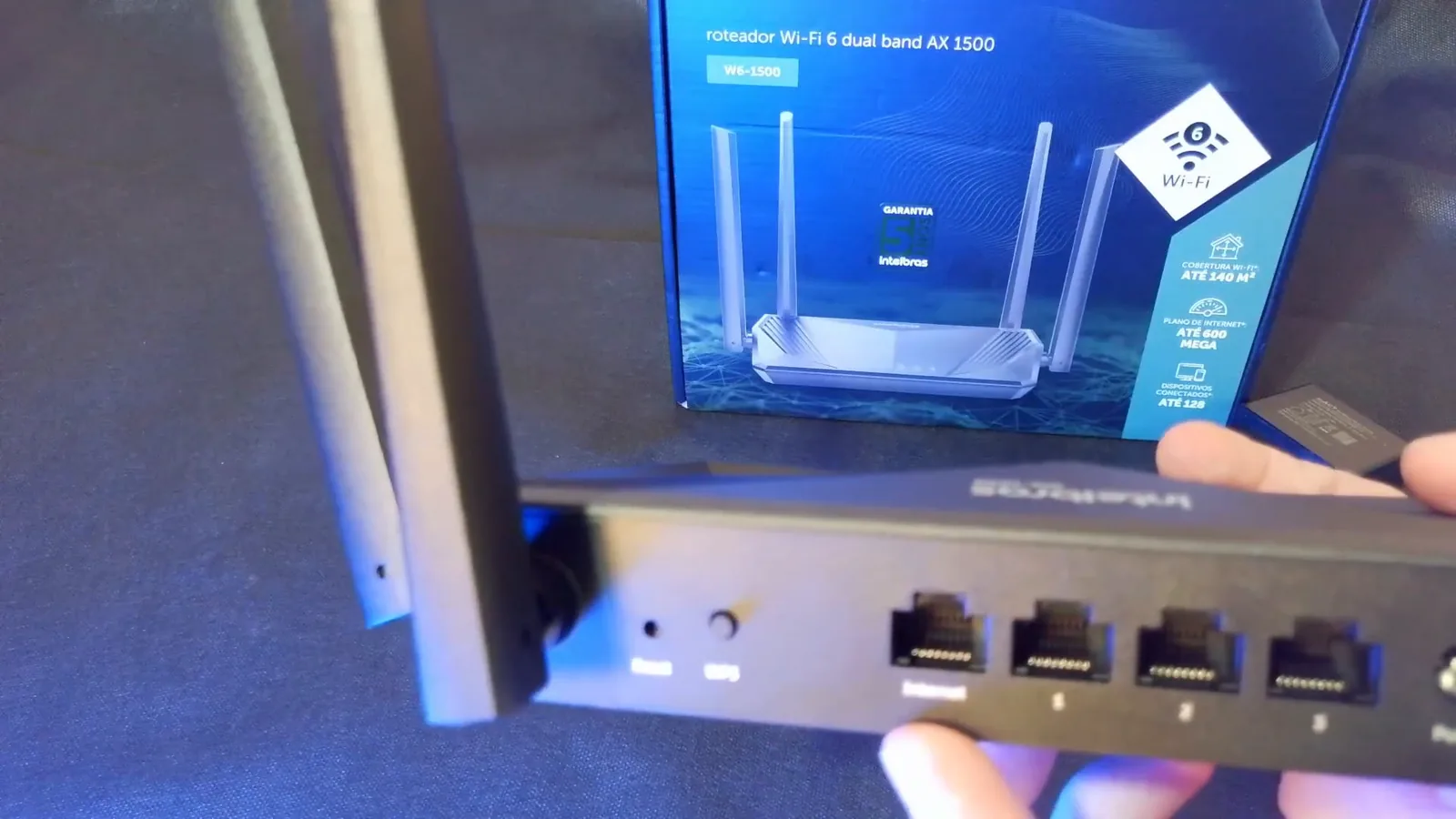 Conexões traseiras com quatro portas Gigabit no roteador Intelbras Wi-Force
