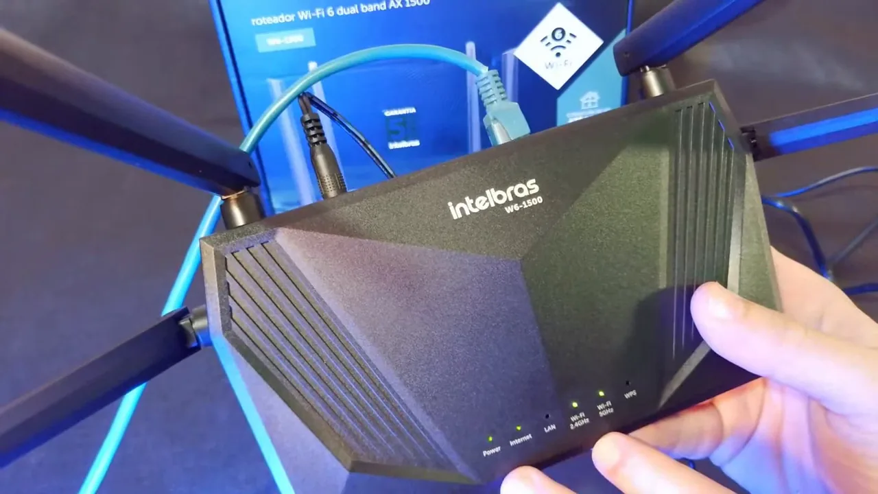 Luzes indicadoras de status ativas no painel do roteador Intelbras
