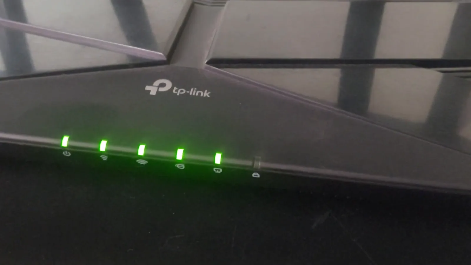 Roteador TP-Link Archer AX53 em funcionamento com luzes indicadoras acesas