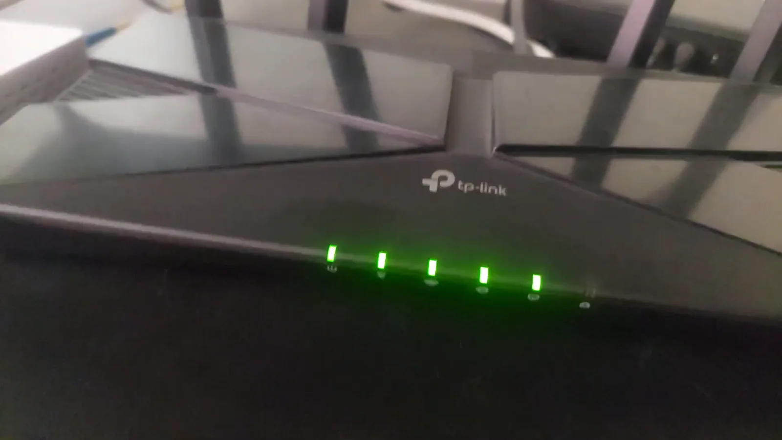 Roteador Archer AX53 ligado e conectado em ambiente doméstico real