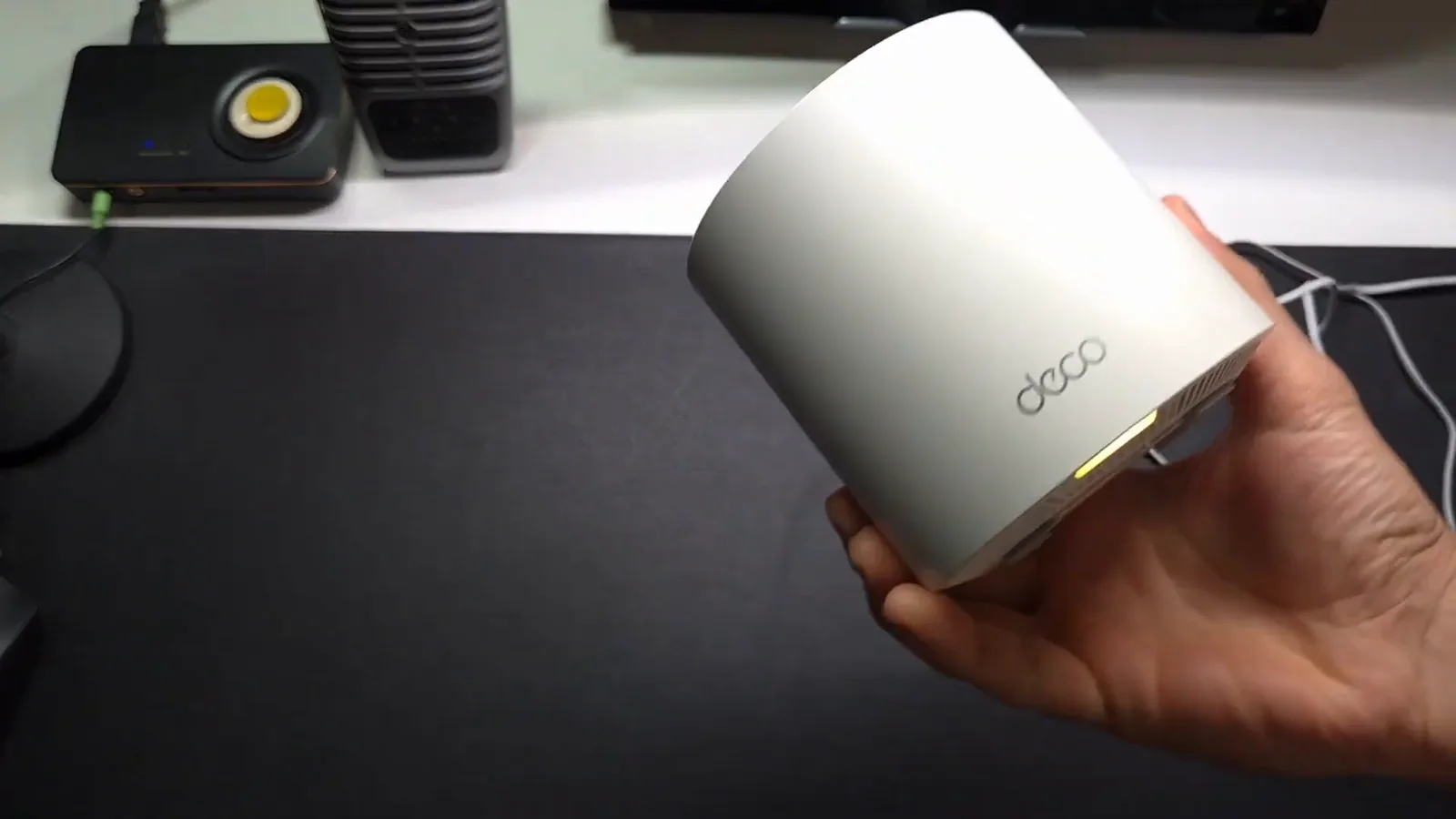 Roteador mesh Deco X50 conectado à energia com indicador luminoso aceso