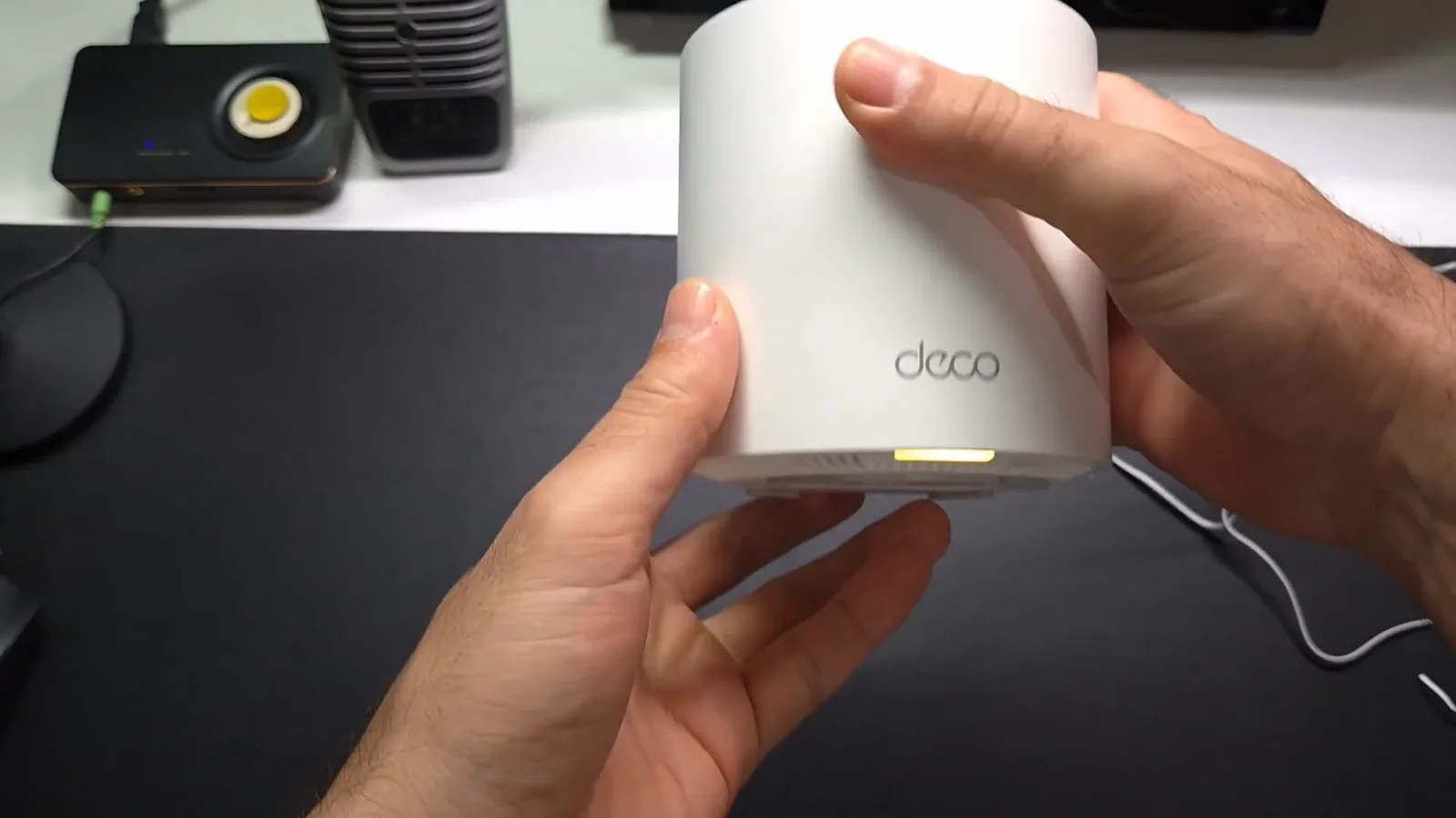 Roteador Deco X50 ligado exibindo o LED de status na base