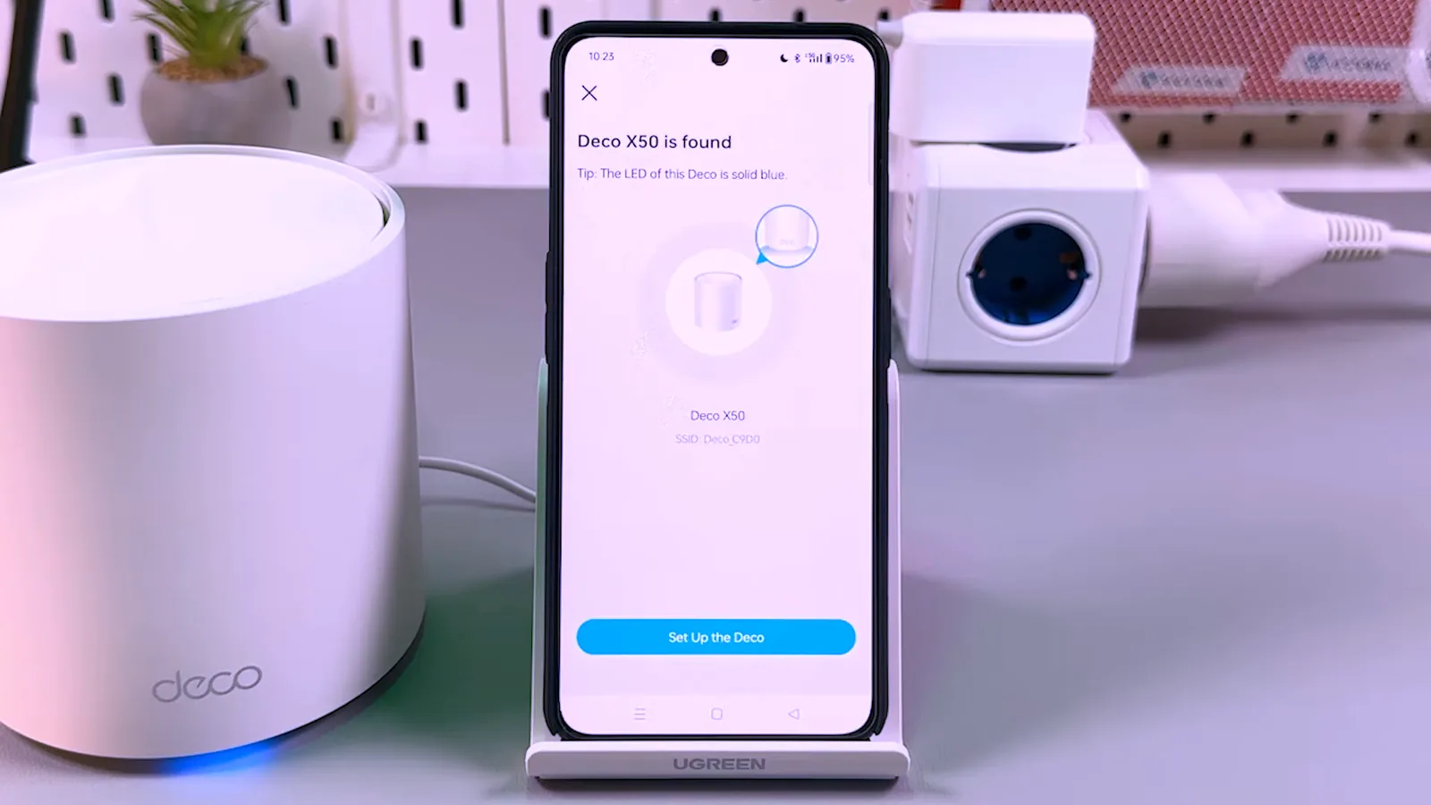 Módulo do roteador Wi-Fi 6 TP-Link Deco X50 ligado na bancada