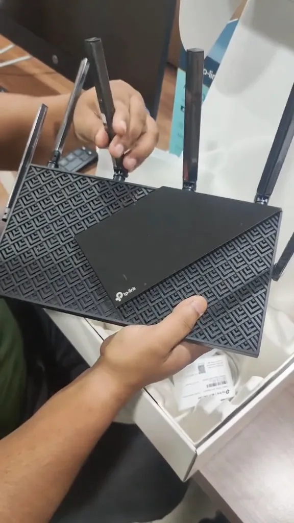 Roteador TP-Link Archer AX72 com suas seis antenas externas articuladas