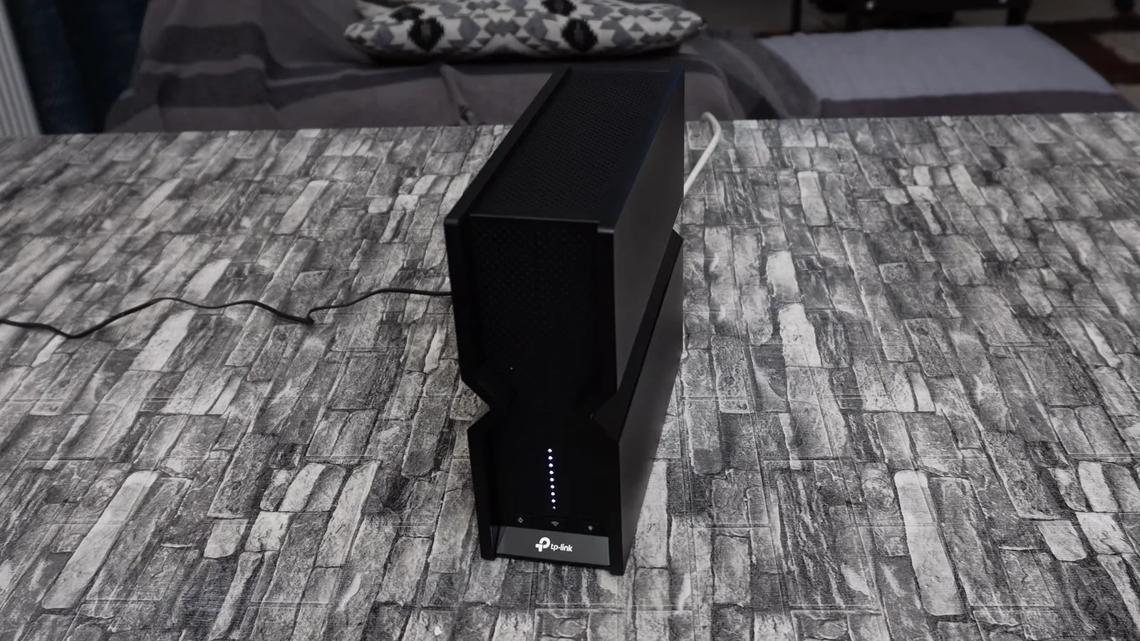 Roteador TP-Link Archer BE550 ligado exibindo LEDs frontais em funcionamento