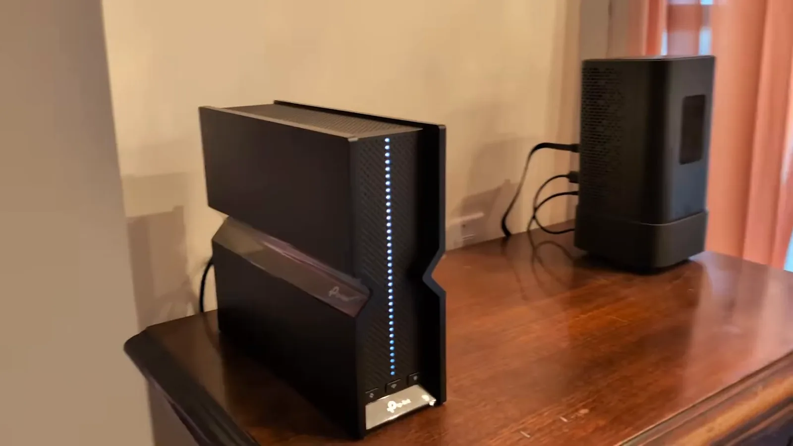 Roteador TP-Link Archer BE550 ativo com iluminação frontal acesa