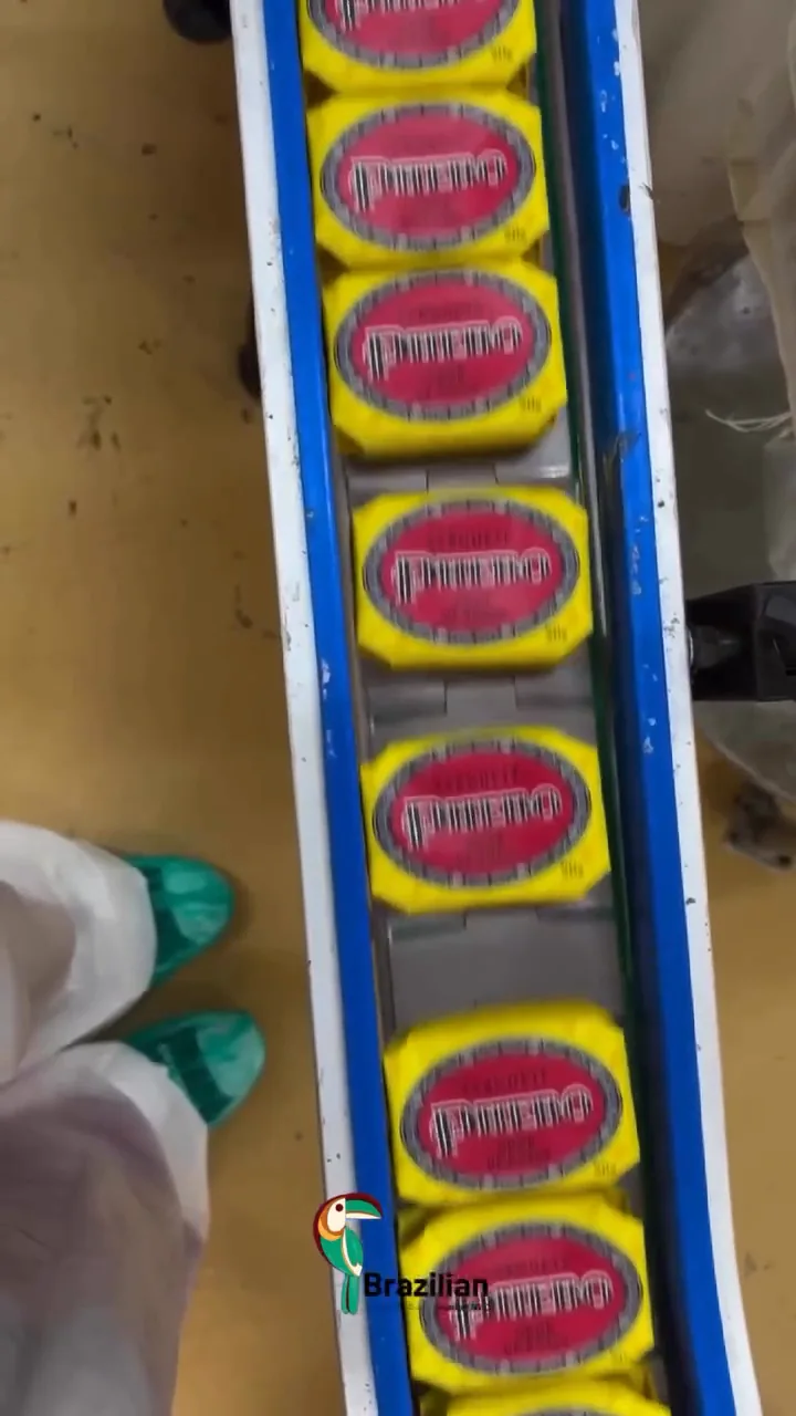 Sabonetes Phebo Odor de Rosas embalados avançando na esteira industrial