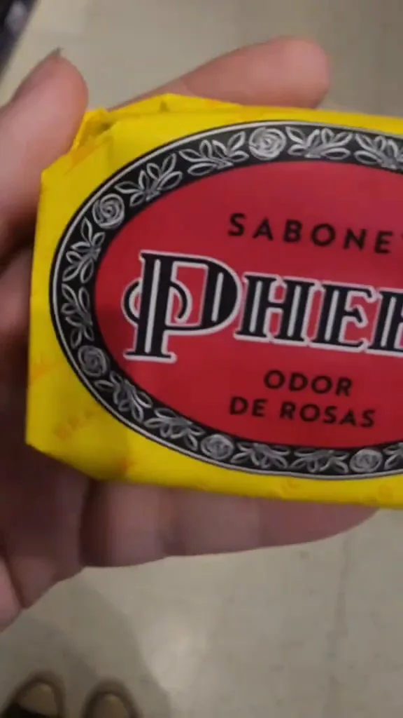 Sabonete Phebo Odor de Rosas em barra com embalagem tradicional amarela