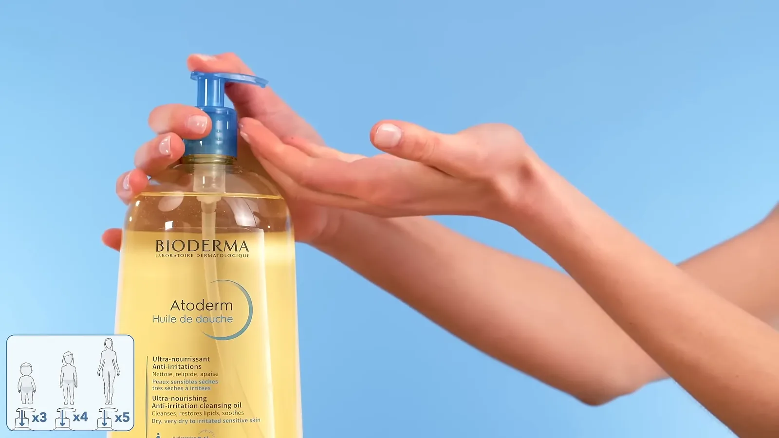 Aplicação do óleo de banho Bioderma Atoderm na palma da mão