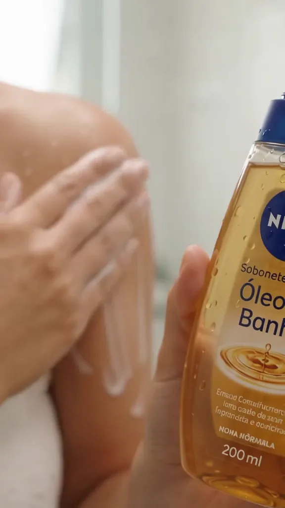 Espuma cremosa do sabonete Nivea sendo aplicada no braço durante o banho