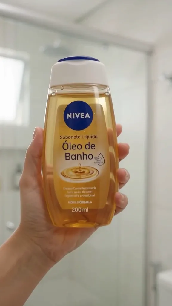 Frasco do sabonete em óleo Nivea Natural Oil exibido no banheiro