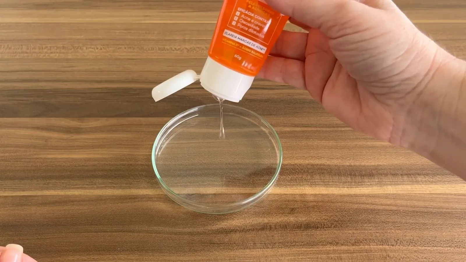 Aplicação da textura em gel do sabonete facial Actine Darrow