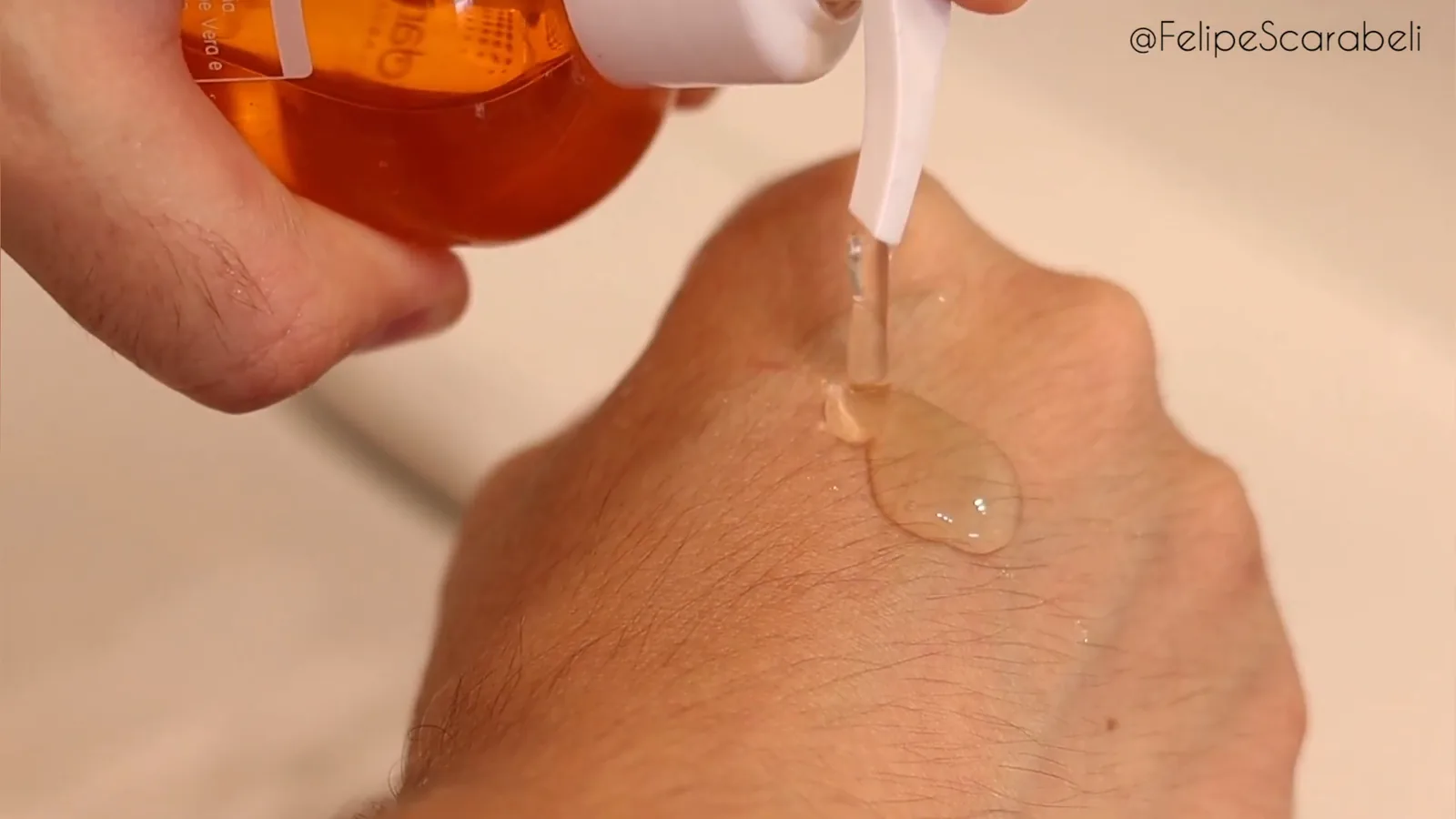 Textura em gel transparente do sabonete antiacne Actine na pele