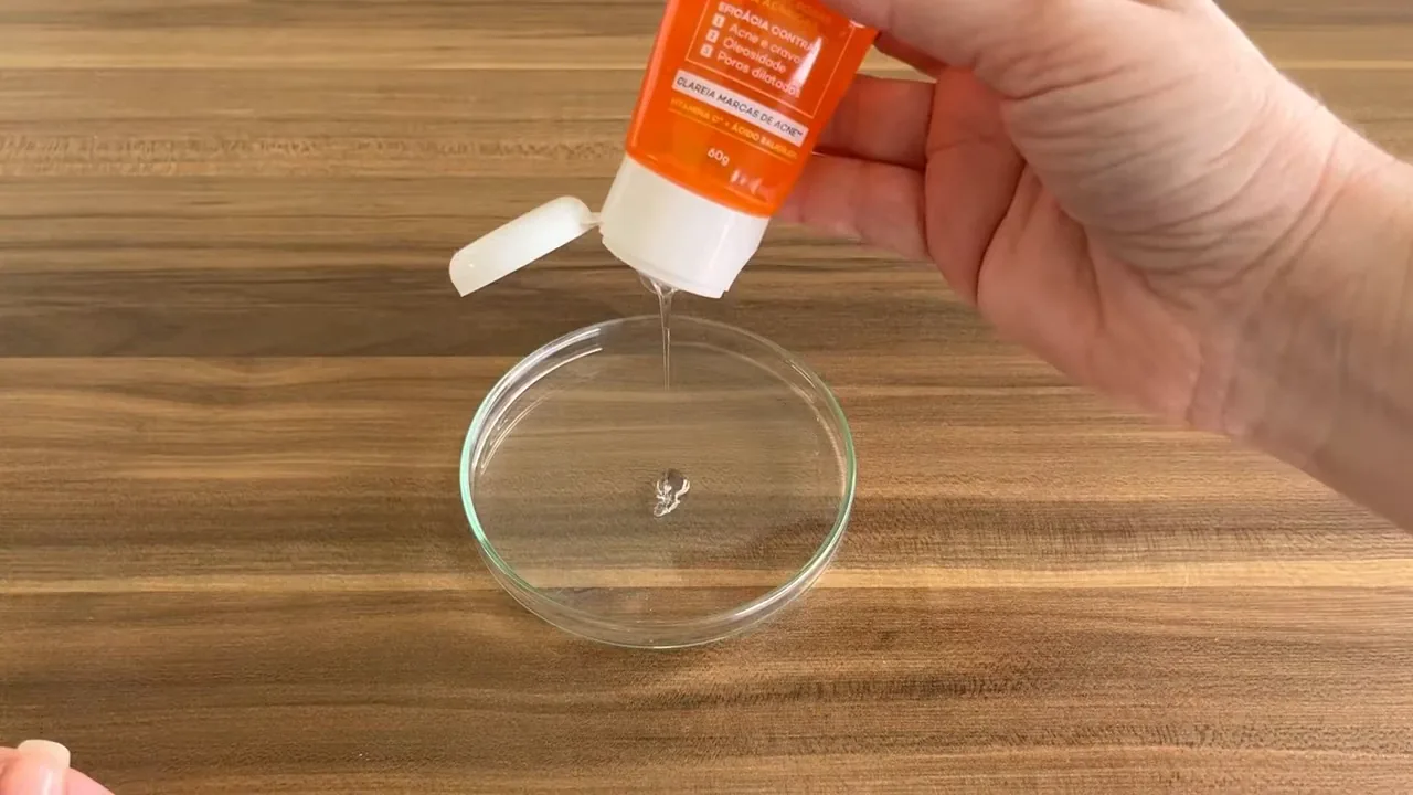 Aplicação do gel de limpeza Actine Darrow na placa transparente