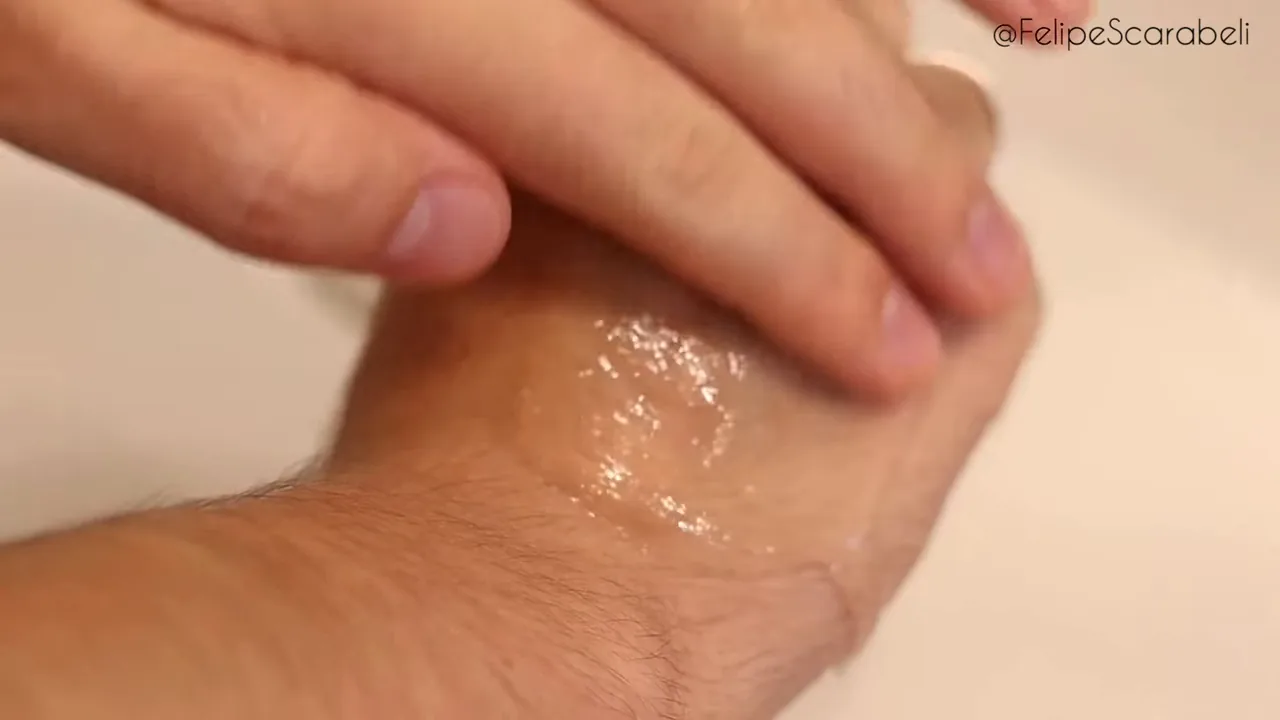 Espalhabilidade e textura fluida do sabonete facial Actine na pele