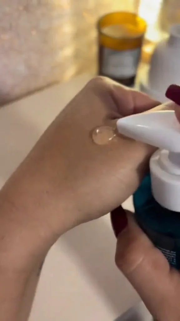Textura em gel do sabonete facial sendo aplicada nas mãos