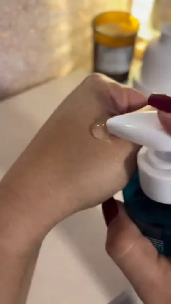 Dispensação do sabonete facial em gel diretamente no dorso da mão