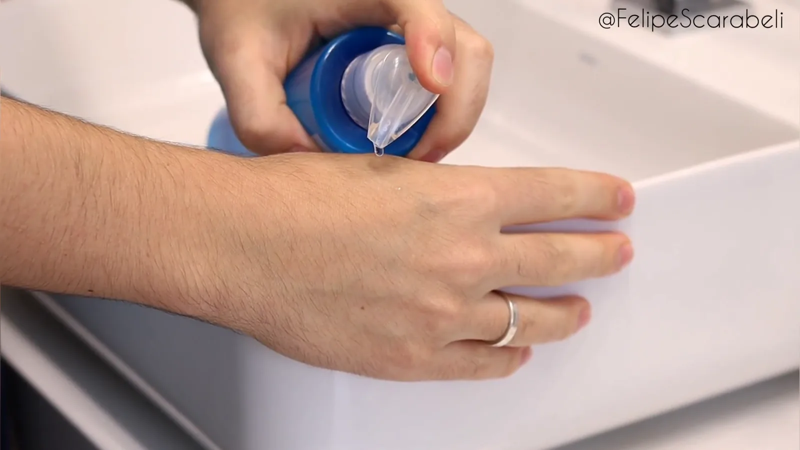 Válvula pump dosando o gel transparente Effaclar Concentrado na mão