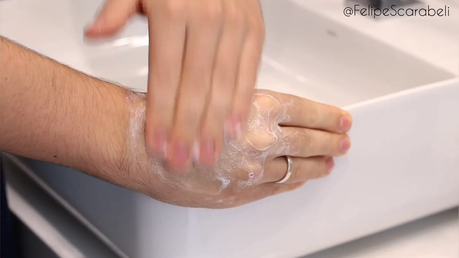 Gel facial La Roche-Posay sendo emulsionado em espuma na mão