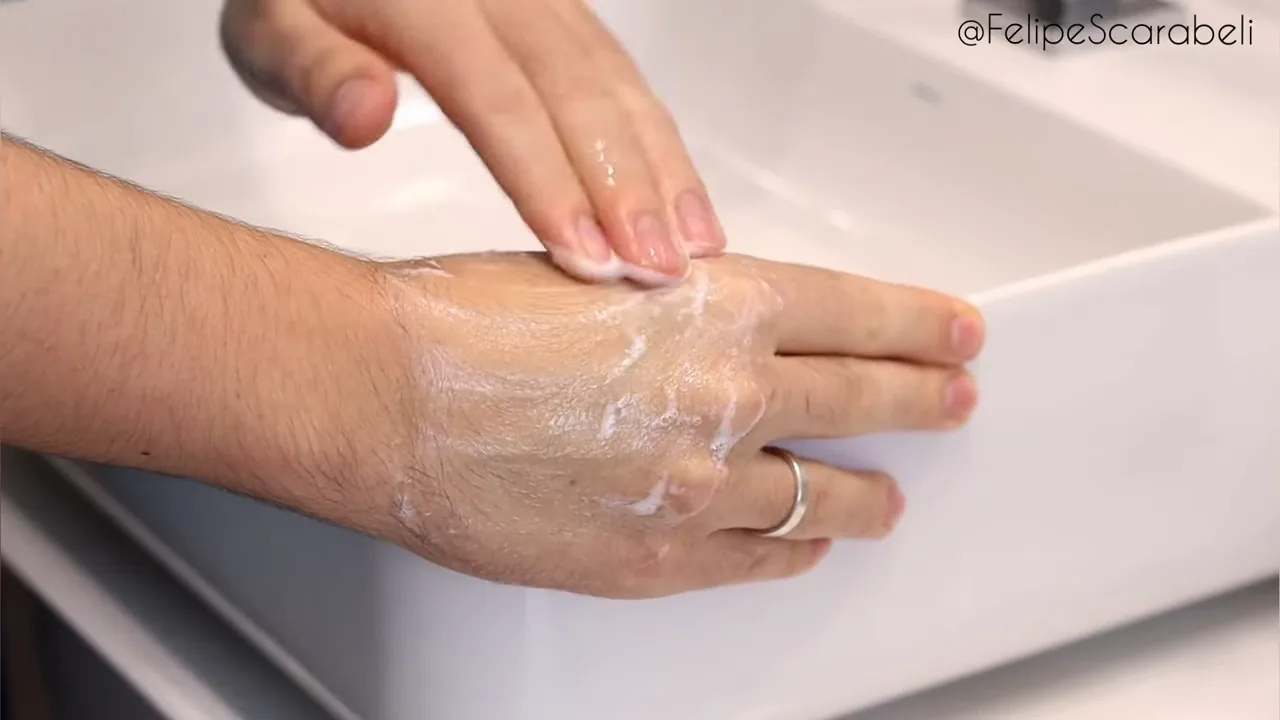 Gel Effaclar Concentrado sendo massageado e formando espuma sobre a pele