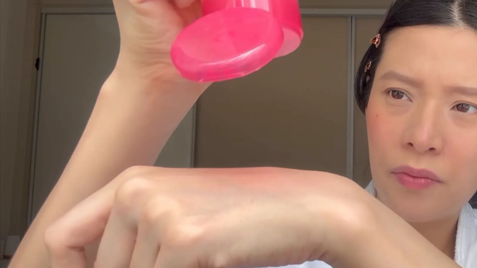 Aplicação do gel de limpeza Bioderma Sensibio Gel Moussant na pele