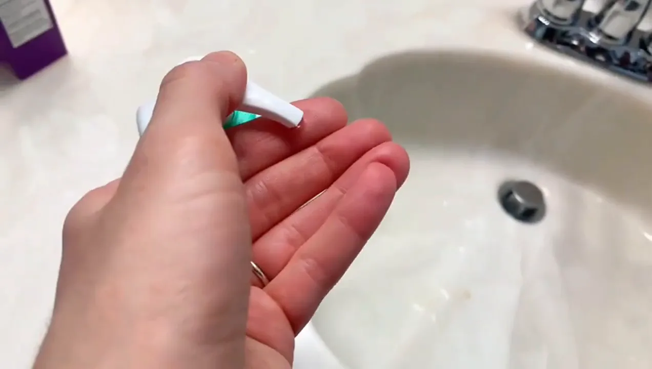 Textura em gel transparente do sabonete CeraVe na palma