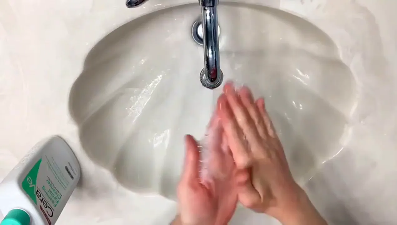Espuma suave formada pelo sabonete facial CeraVe nas mãos