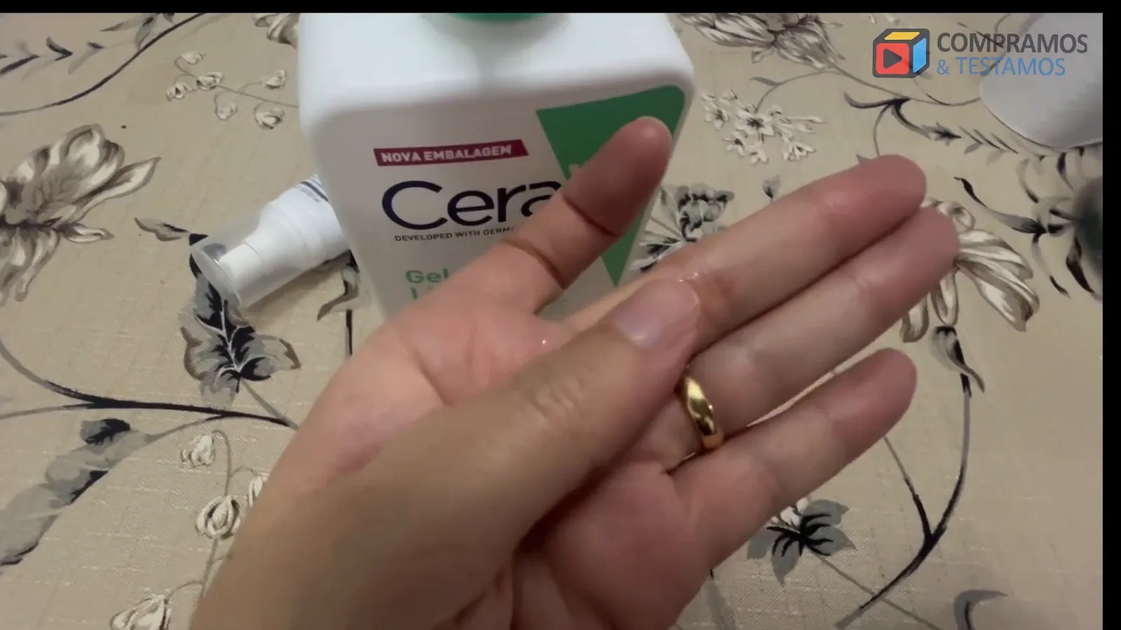 Textura límpida do sabonete facial em gel CeraVe na palma da mão