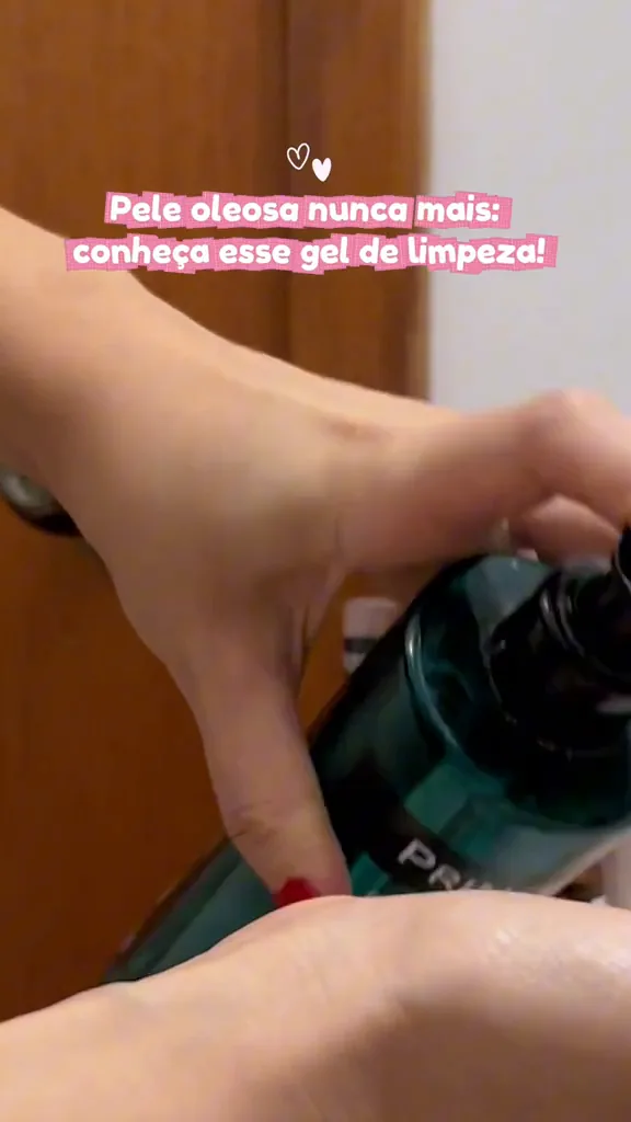 Mão pressionando a válvula pump do gel de limpeza Principia