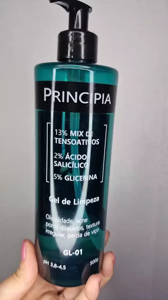 Frasco do gel de limpeza Principia GL-01 segurado pela mão