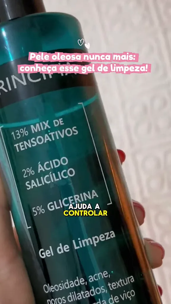 Frasco do gel de limpeza Principia manuseado para exibir o rótulo