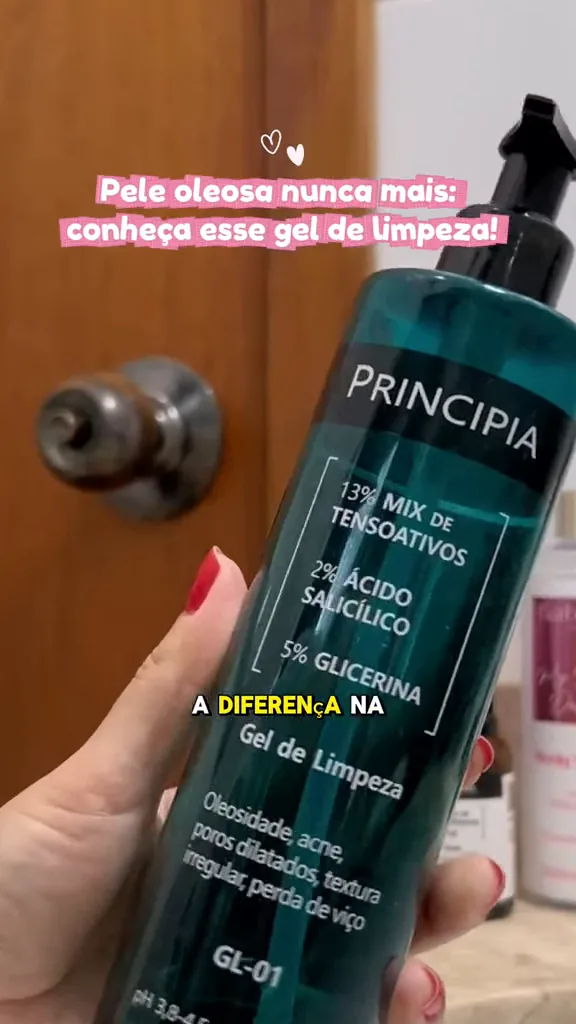 Embalagem do gel renovador Principia sendo segurada em frente à bancada