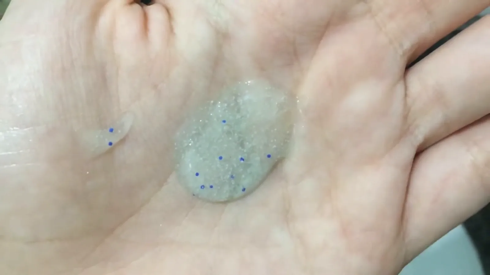 Textura fluida do sabonete em gel Nivea com microesferas esfoliantes