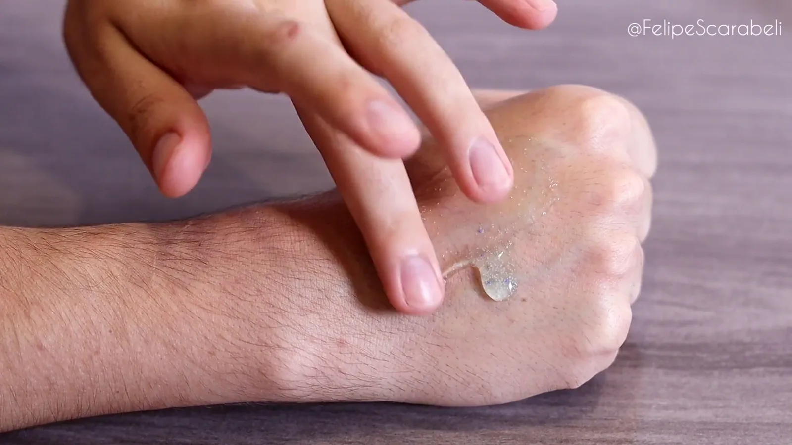 Gel facial Nivea sendo espalhado no dorso da mão