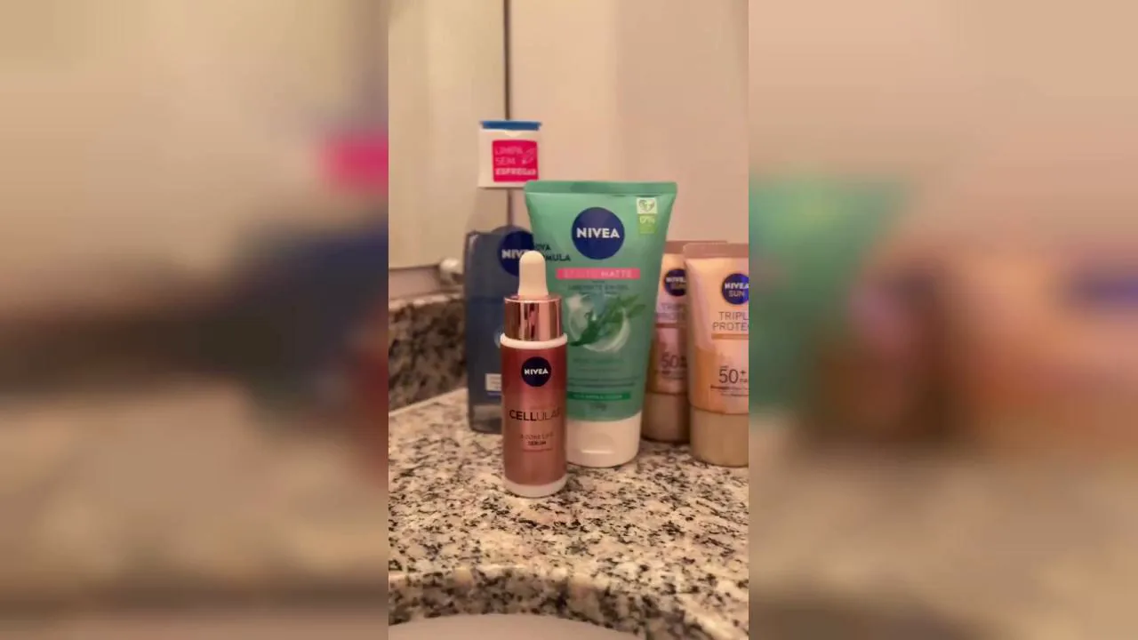 Sabonete facial em gel Nivea sobre a bancada do banheiro