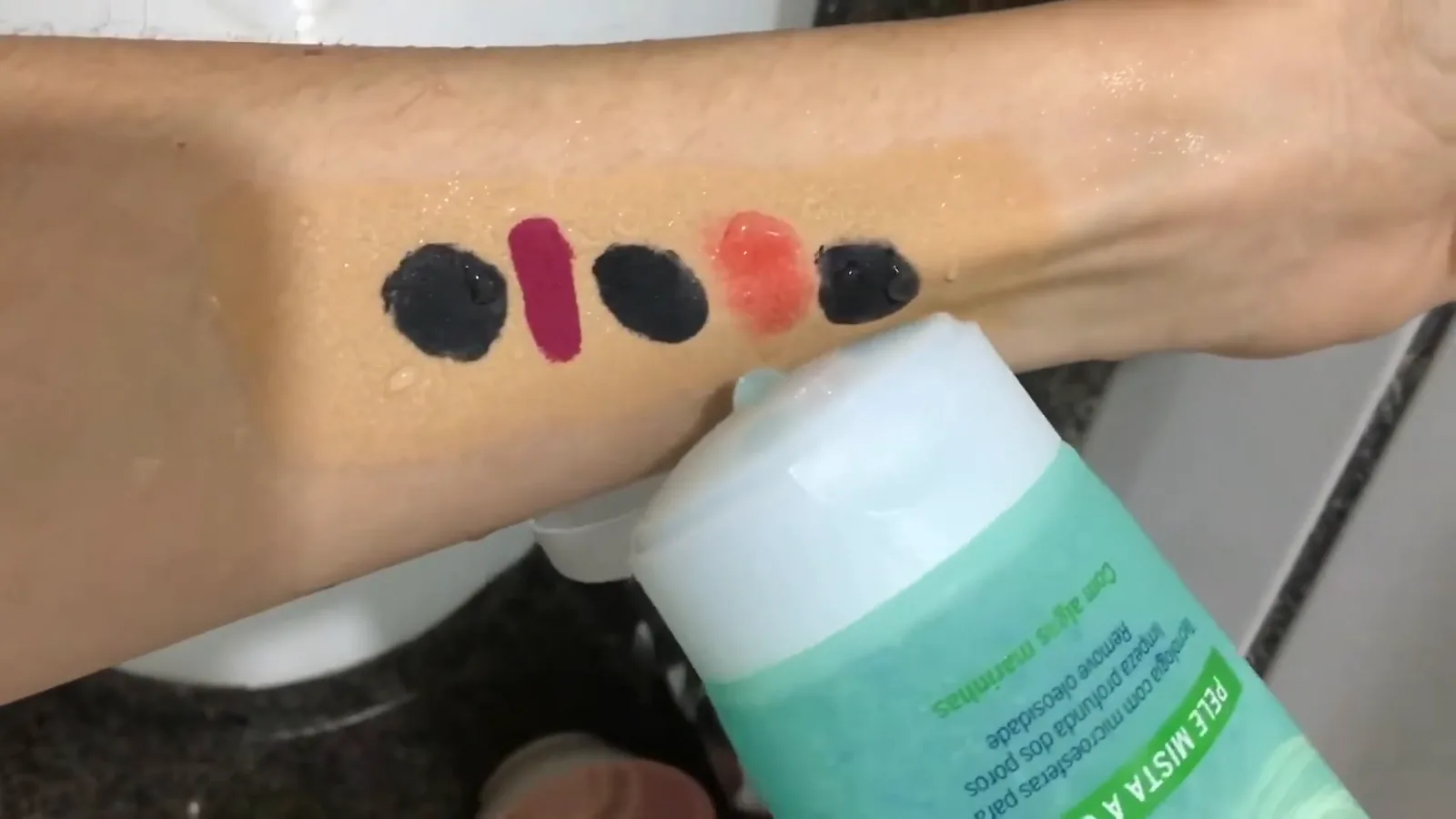 Aplicação do sabonete em gel facial Nivea diretamente na pele