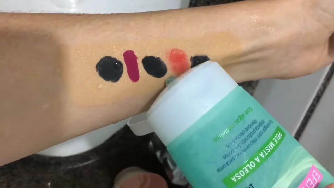 Aplicação do sabonete facial em gel Nivea diretamente na pele