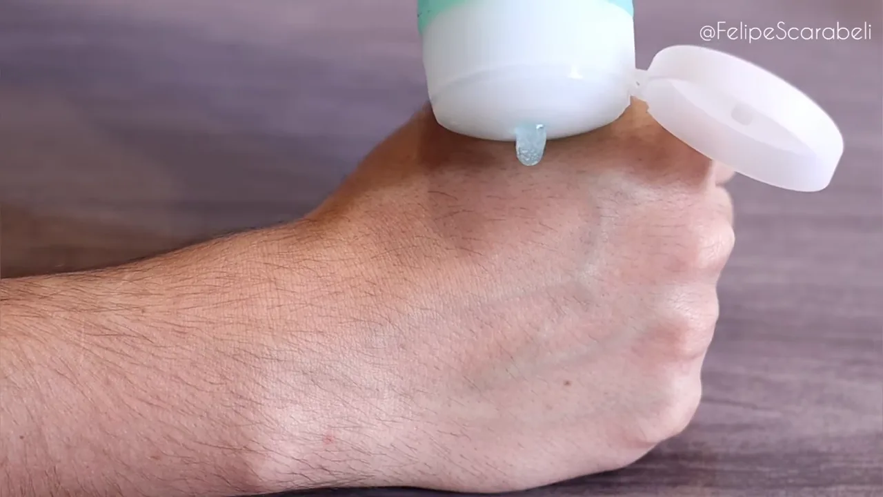 Aplicação do sabonete em gel Nivea saindo da bisnaga
