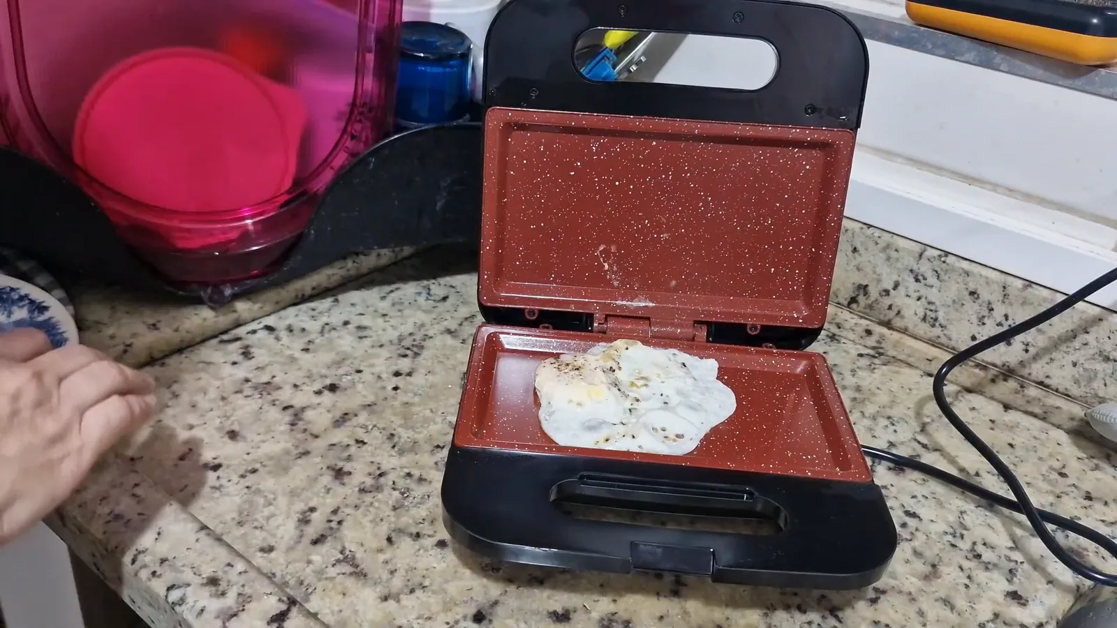 Ovo frito preparado na chapa cerâmica lisa sem grudar