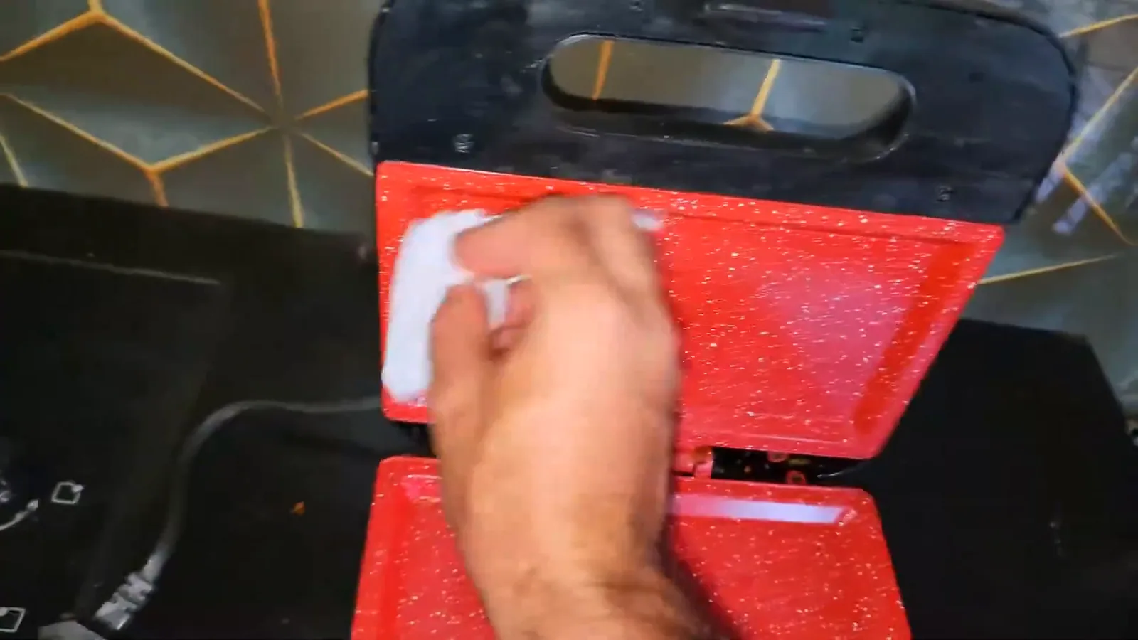 Limpeza fácil das chapas cerâmicas lisas utilizando papel toalha